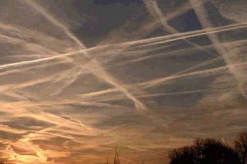 Non sono scie chimiche. Sono scie di condensazione (che provocano tumori!) scie chimiche