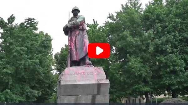 Torino, corteo pro-Palestina: imbrattata la statua del Fante d'Italia