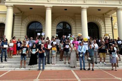 Cattolica, protesta contro abbattimento di alberi sani
