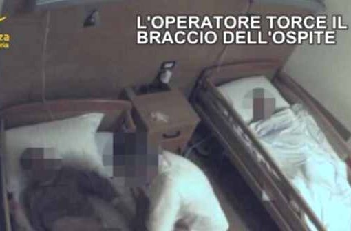 Anziani vessati, umiliati e denutriti