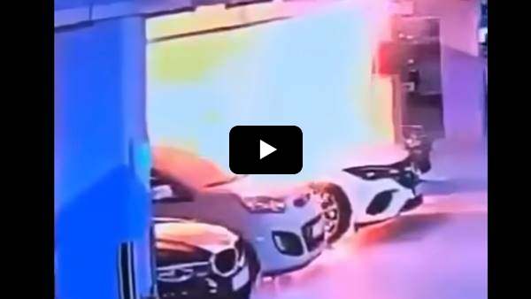 Mercedes elettrica prende fuoco in un parcheggio