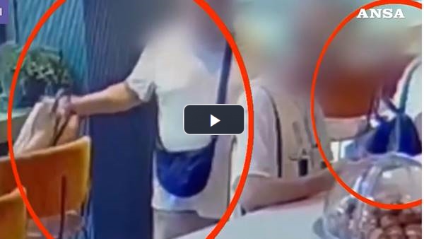 Milano, rubano borsa a una turista