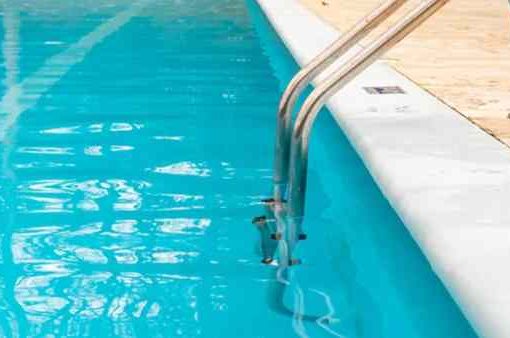 Bimbo annega in piscina, bagnino indagato trovato morto piscina