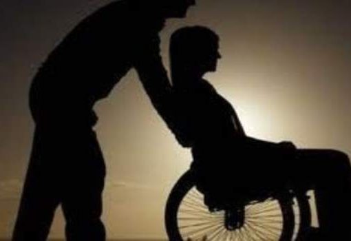 donna in sedia a rotelle