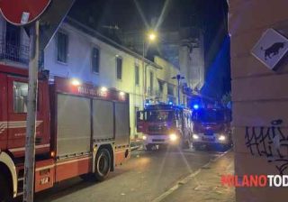 Milano, incendio in magazzino