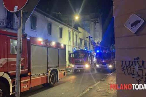 Milano, incendio in magazzino