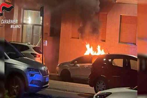 Milano, 33 auto e moto bruciate: fermato romeno Milano, 33 auto e moto bruciate
