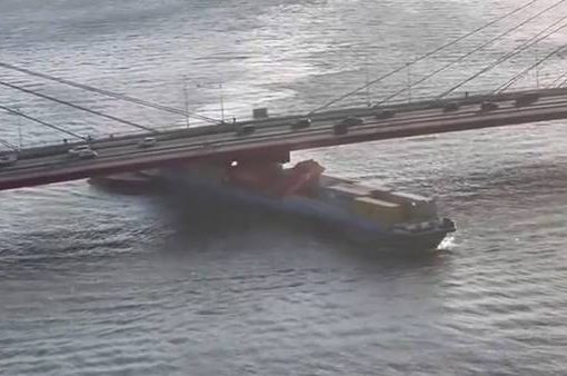nave portacontainer colpisce il ponte Willemsbrug