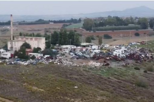 Tonnellate di rifiuti e cimitero di auto bruciate nel campo Rom, “bomba ecologica” rifiuti e auto bruciate nel campo Rom