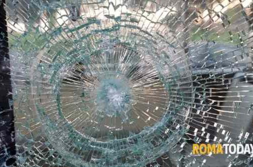sassi contro finestrini dei bus