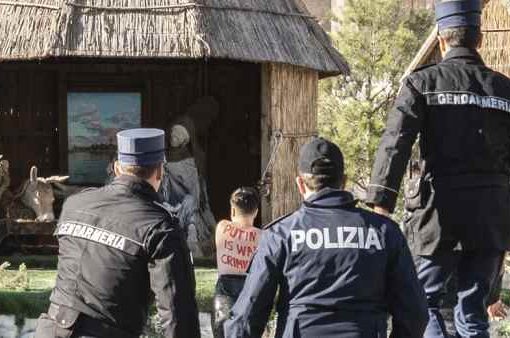 Assalto a presepe S. Pietro, sospesa pena per l’ucraina in topless San Pietro, femminista in topless