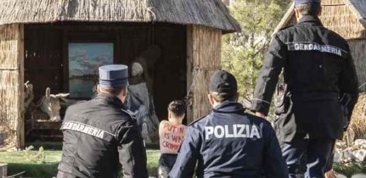 San Pietro, femminista in topless