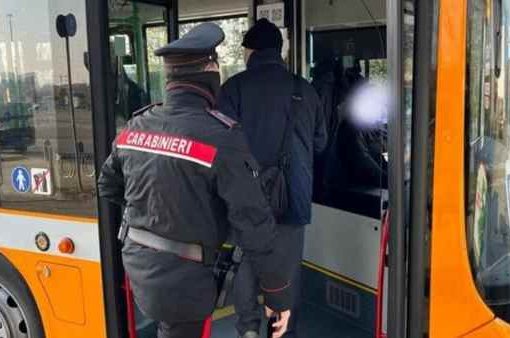 carabinieri sul bus
