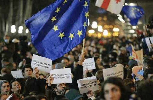 Georgia, europeisti in piazza contro l’insediamento del presidente eletto Georgia europeisti