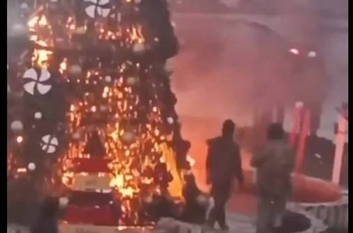 incendiato albero di Natale in Siria