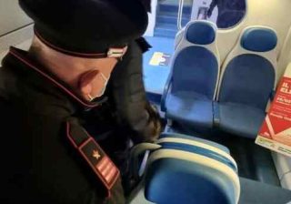 Preso a schiaffi e calci da un nigeriano, capotreno costretto a pagare le spese legali carabinieri in treno