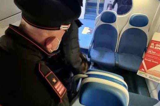 Preso a schiaffi e calci da un nigeriano, capotreno costretto a pagare le spese legali carabinieri in treno