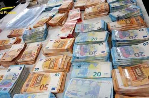 Lecce, 863mila euro in contanti nascosti in auto e in casa: denunciato albanese Contanti per 863mila euro sono stati sequestrati dalla Guardia di Finanza