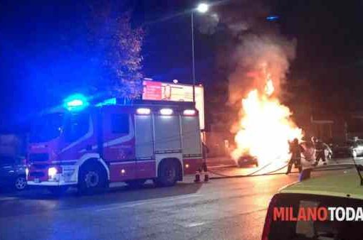 Milano, incendiati alberi di Natale