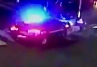 auto dei CC in frenata mentre Ramy cade
