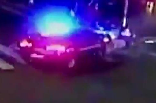 auto dei CC in frenata mentre Ramy cade