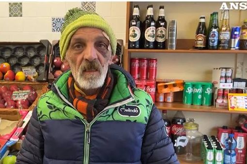 Bergamo, fruttivendolo picchiato e rapinato