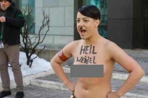 femministe in topless truccate da Hitler