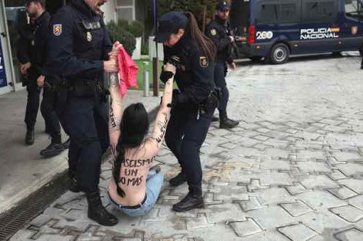 Madrid, femminista protesta contro i Patrioti
