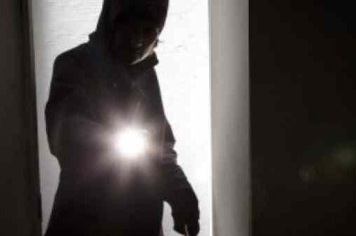 Trova i ladri in casa, rumeno li scaraventa giù dal terrazzo ladro con torcia