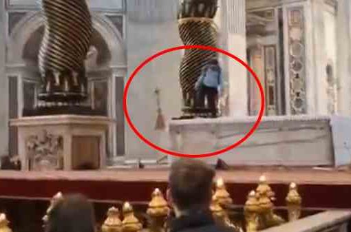 Lancia candelabri dall'altare in san Pietro