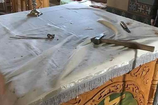 Predoni ucraini saccheggiano una chiesa ortodossa