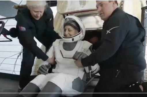 Crew Dragon di SpaceX riporta a casa gli astronauti bloccati da 9 mesi