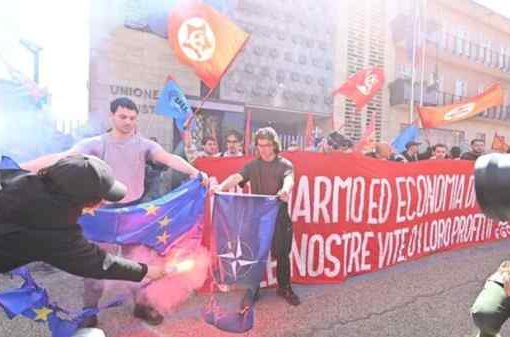 Corteo lavoratori a Torino, bruciate bandiere UE e Nato bruciate bandiere UE e Nato