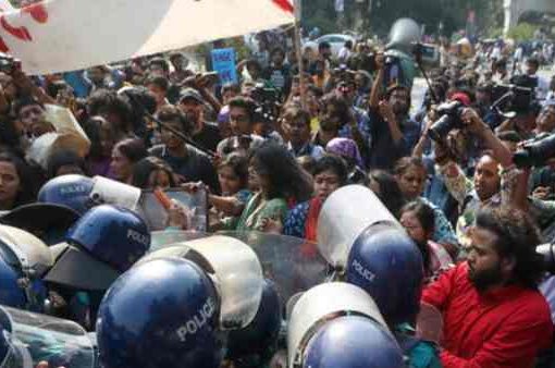 Bimba muore dopo uno stupro, esplode la rabbia in Bangladesh Bimba muore dopo uno stupro in Bangladesh
