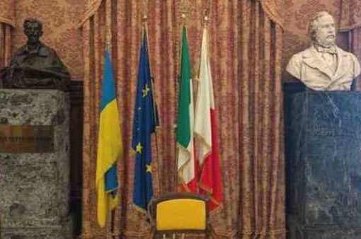 Bari: bandiera Ucraina esposta in Comune