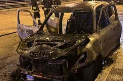 Barletta, in fiamme l'auto del segretario FdI