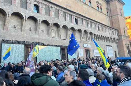 ‘Bologna, propaganda neonazista in piazza Nettuno’ Bologna pro Ucraina