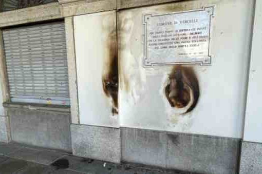 Foibe, a Vercelli bruciate corone d'alloro sotto una targa