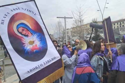 Napoli stendardo della Madonna con la pillola abortiva