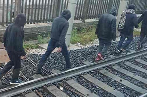 Migranti di nuovo sui binari