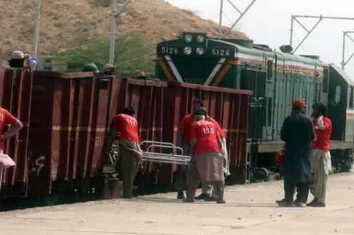 Pakistan, 100 persone uccise su un treno