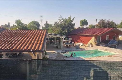 campo rom con piscina