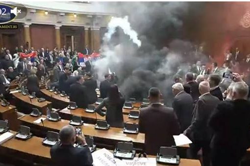 Serbia, opposizione lancia razzi e gas in Parlamento Serbia parlamento