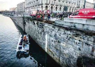 Torino, bus turistico cade nel fiume Po