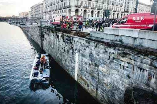 Torino, bus turistico cade nel fiume Po