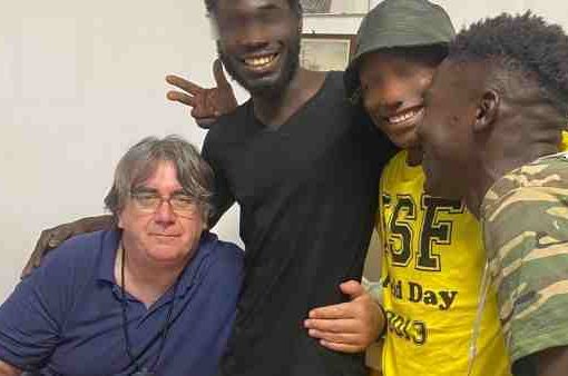 in manette due migranti ospitati da Biancalani