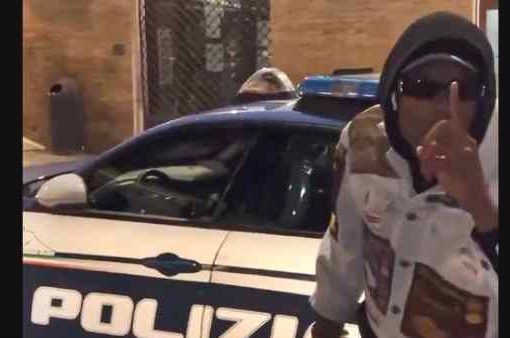 Calciatore camerunense: “Meloni, ho saputo che hai una bella figlia” Calciatore camerunense