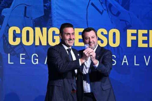 Salvini consegna a Vannacci la tessera della Lega