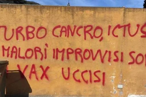 Scritte 'No Vax'