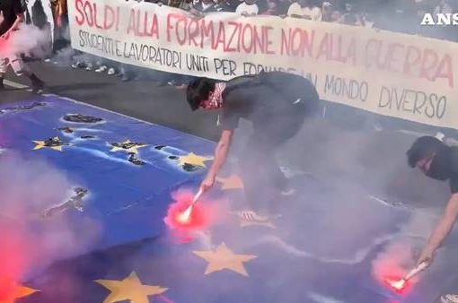 Roma, studenti bruciano bandiera UE
